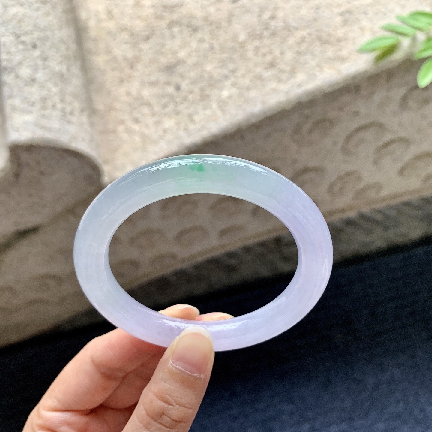 圆条53 54，圈口54.8/9.5/9.3，编码G9080440，冰糯春彩，水润，种老，细腻，无裂。