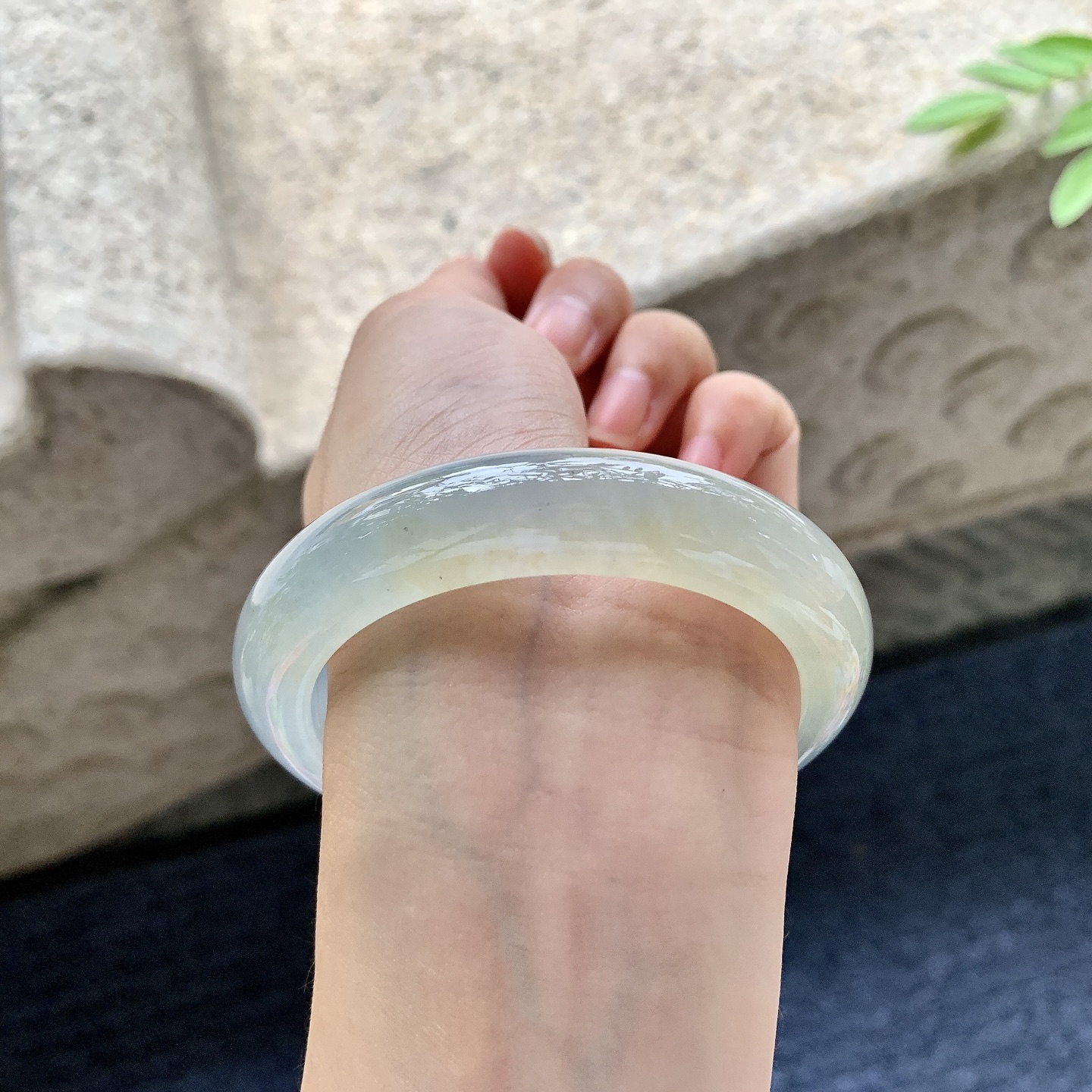 正圈55 56，圈口56.4/12.5/9.2，编码H9080417，冰糯飘黄翡，清透，水润，种老，细腻，无裂。