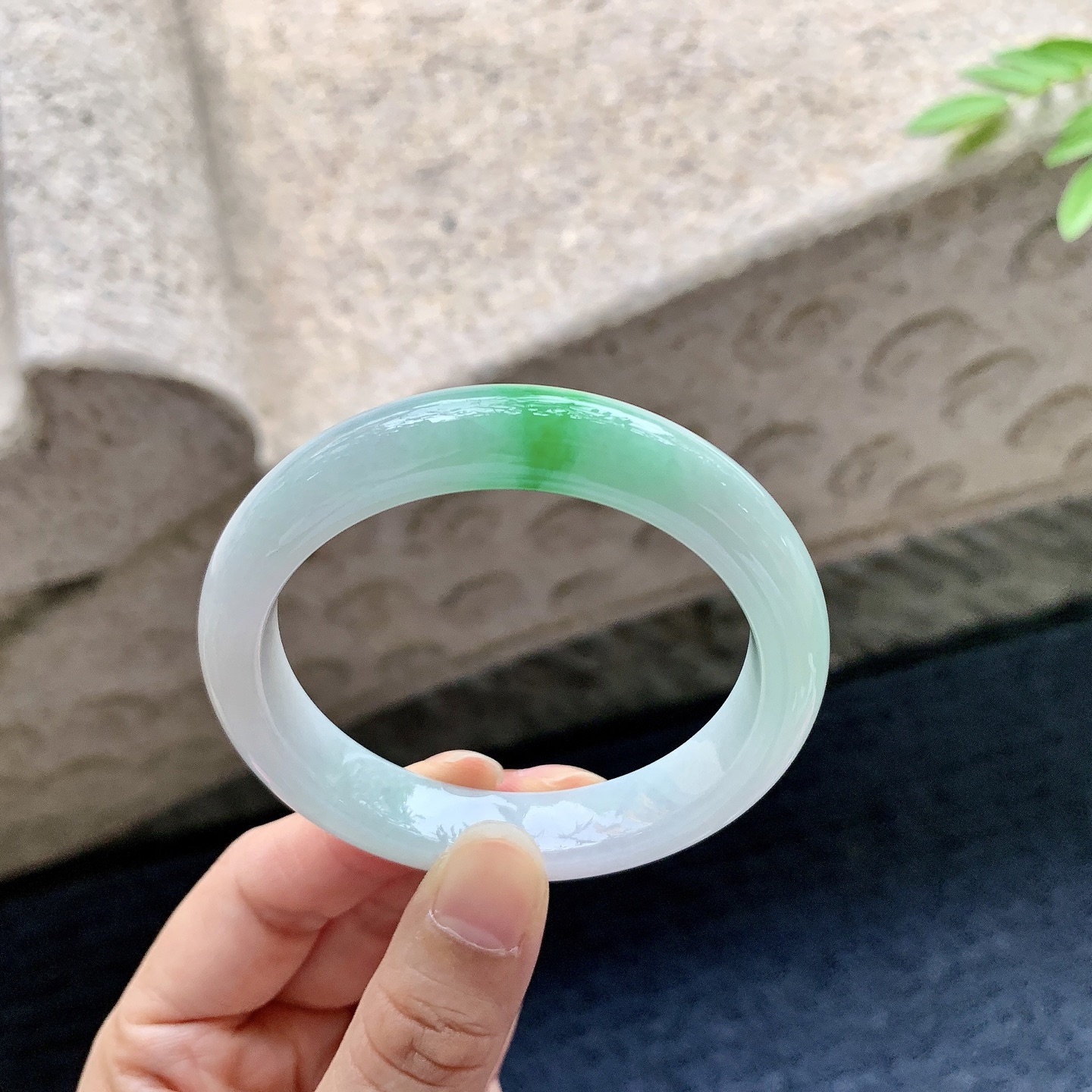 正圈51 52，圈口52.9/11.2/7.9，编码W6080432，糯冰阳绿，水润，种老，细腻，有纹线