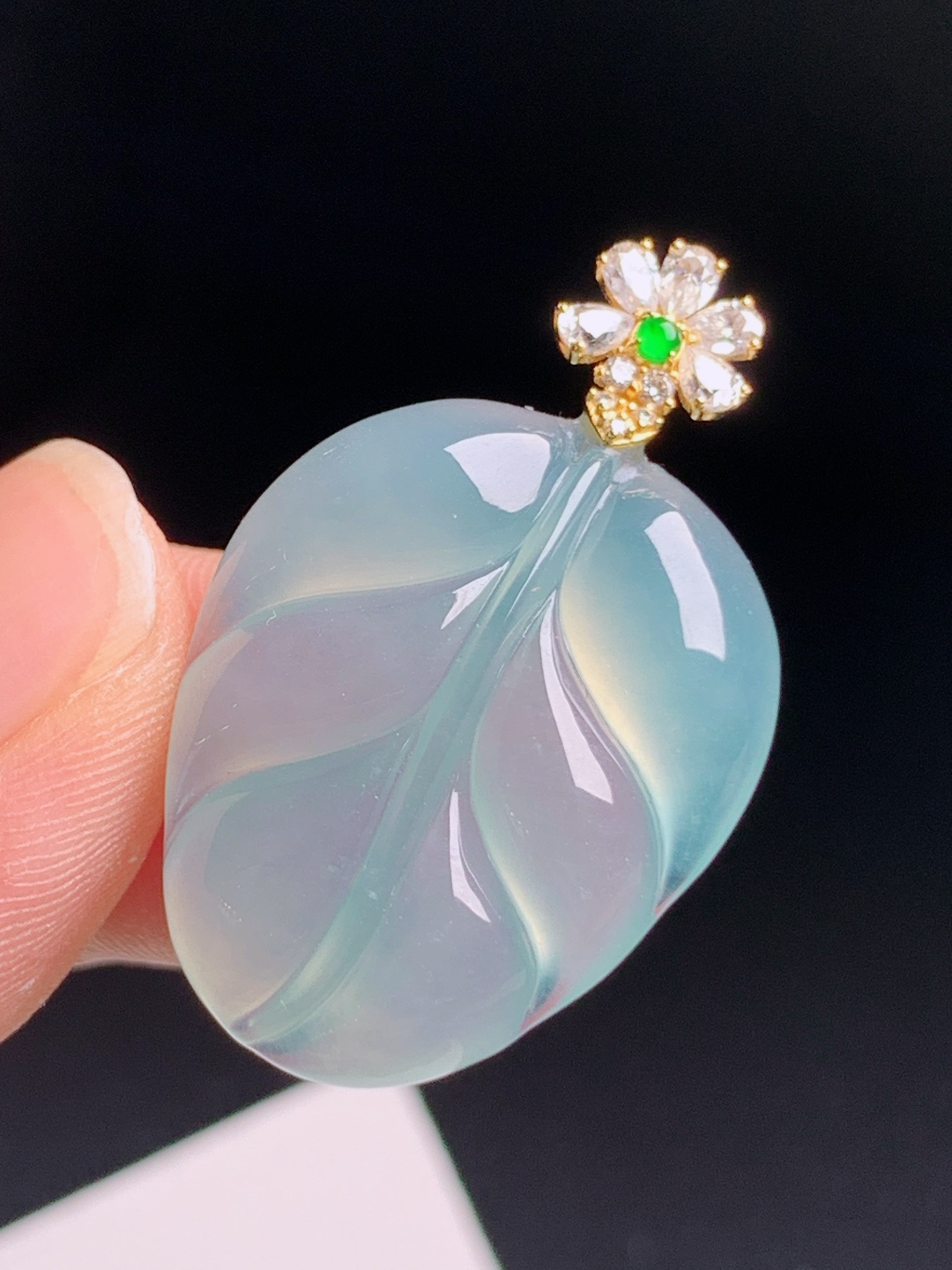 ️ 冰种树叶吊坠，钻石花扣配绿翡，底色清透莹润，叶片舒展自然 裸石25.3-20.5-5.6 整体32.9 530730