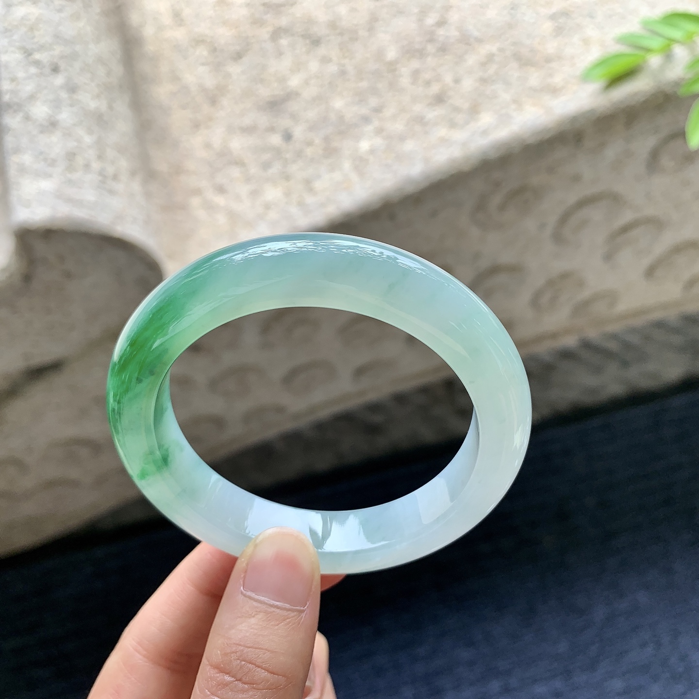 正圈54 55，圈口55.2/12/9.2，编码W6080429，冰糯飘辣绿，水润，种老，细腻，无裂。