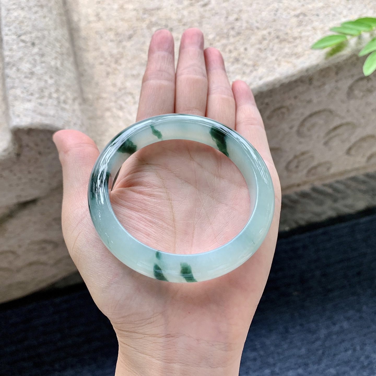 正圈55 56，圈口56.6/11.5/8，编码W6080433，描述：细糯飘花，水润，种老，细腻，无裂。