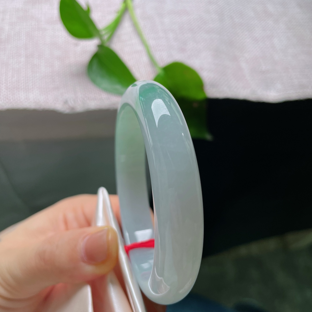56/12.5/8，飘阳绿正圈，水头好，种老，肉质细腻干净，点翠千金，无裂，57056a
