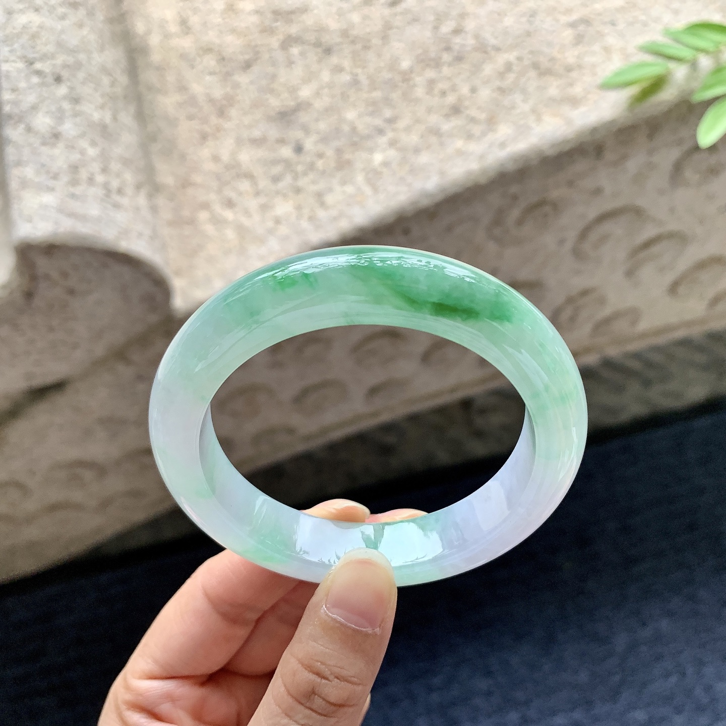正圈55 56，圈口56.6/12.5/9.4，编码W6080401，描述：糯冰飘绿，水润，种老，细腻，打灯有絮线