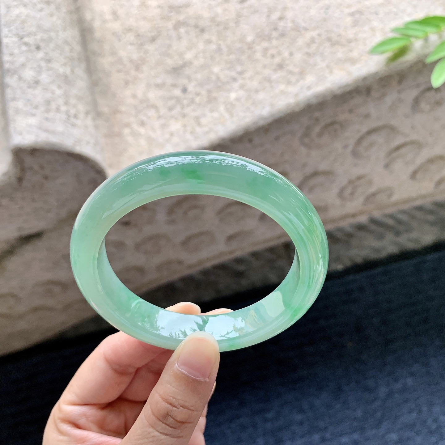 正圈57 58，圈口58.3/13/9，编码Q5080445，描述冰糯飘绿，水润，种老，细腻，无裂。