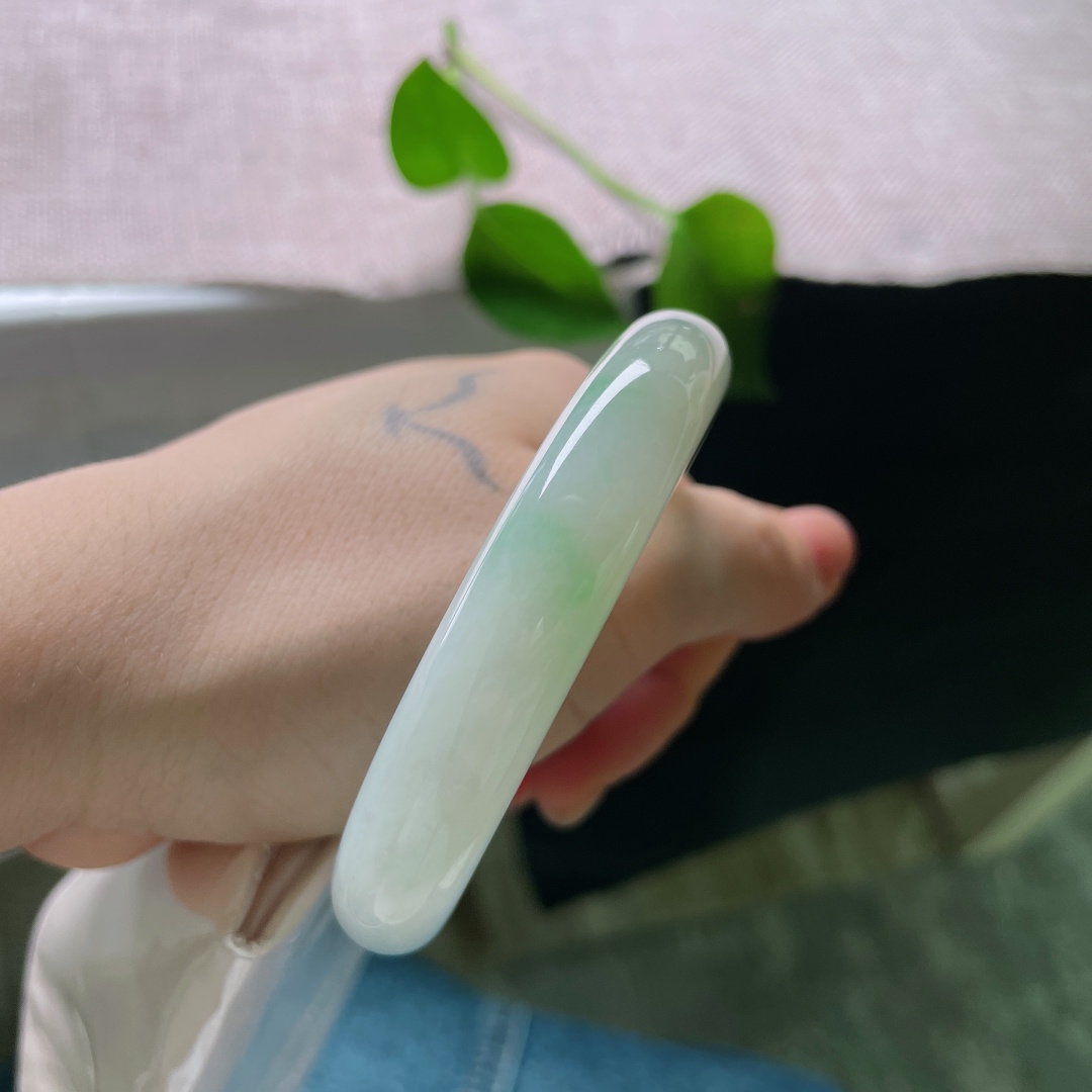 56/12/8.8，飘绿正圈，皮纹，清润玉底点缀一抹翠色，光泽柔和内敛，不张扬却独具韵味，ss56944a