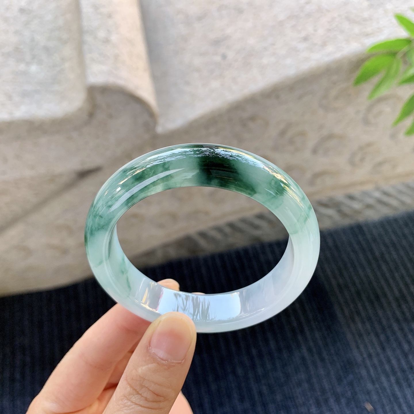 正圈53 54，圈口54.5/13.8/8.2，编码A1080231，冰糯飘花，水润，种老，细腻，无裂。