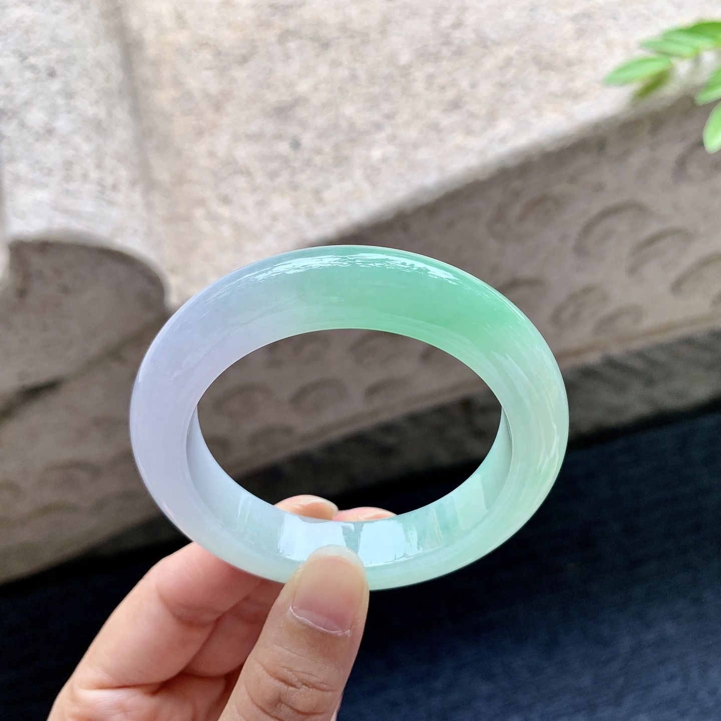 正圈50 51，圈口51.8/12.3/9.8，编码G9080442，细糯春彩，飘阳绿，水润，种老，细腻，无裂。