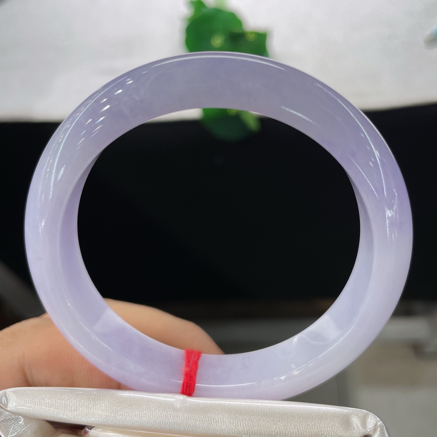 圈口56/12/8，正圈，55/56可戴，仿若紫霞漫漾，轻笼玉身。质地澄澈温润。细微纹。