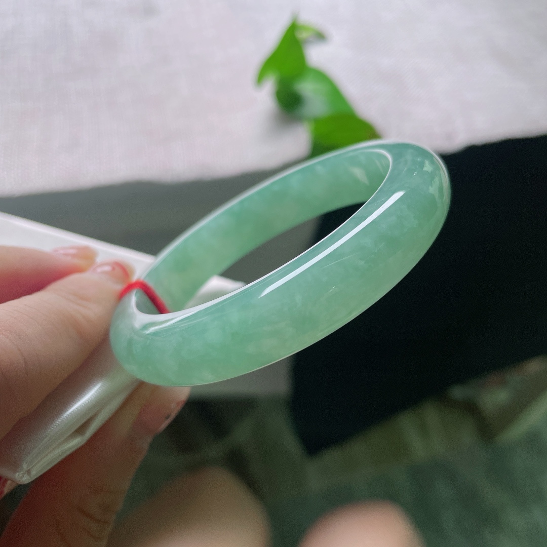 绿底正圈，无裂，满圈清甜苹果绿翡翠镯，玉面莹润透亮，柔光流转尽显珠光宝气，贵气清新动人。ss57051a