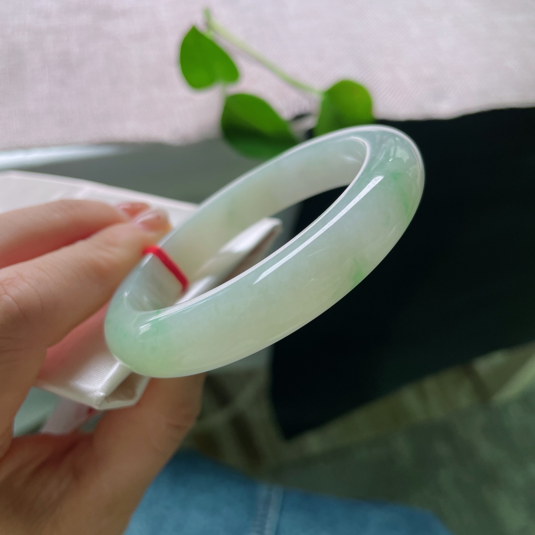 56/12/8.8，飘绿正圈，皮纹，清润玉底点缀一抹翠色，光泽柔和内敛，不张扬却独具韵味，ss56944a