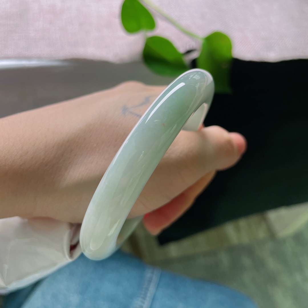 57.8/11.0/9.9，绿底正圈，无裂，淡淡晴绿铺满镯身，柔光静谧，尽显东方女子恬淡气质。ss56920a