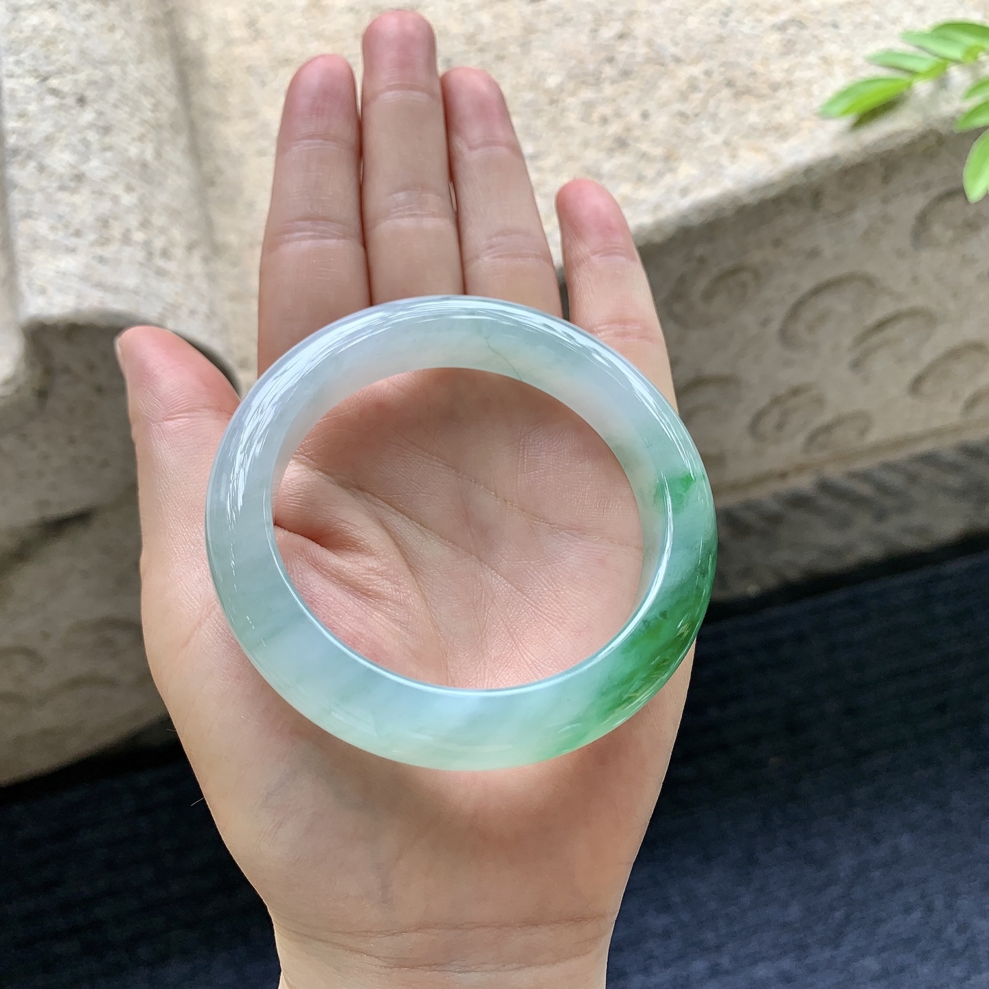 正圈54 55，圈口55.2/12/9.2，编码W6080429，冰糯飘辣绿，水润，种老，细腻，无裂。