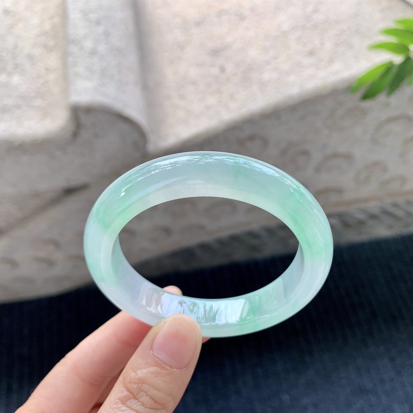 正圈50 51，圈口51.8/11.6/8.5，编码LZ080333，冰飘绿，清透，水润，种老，细腻，无裂。
