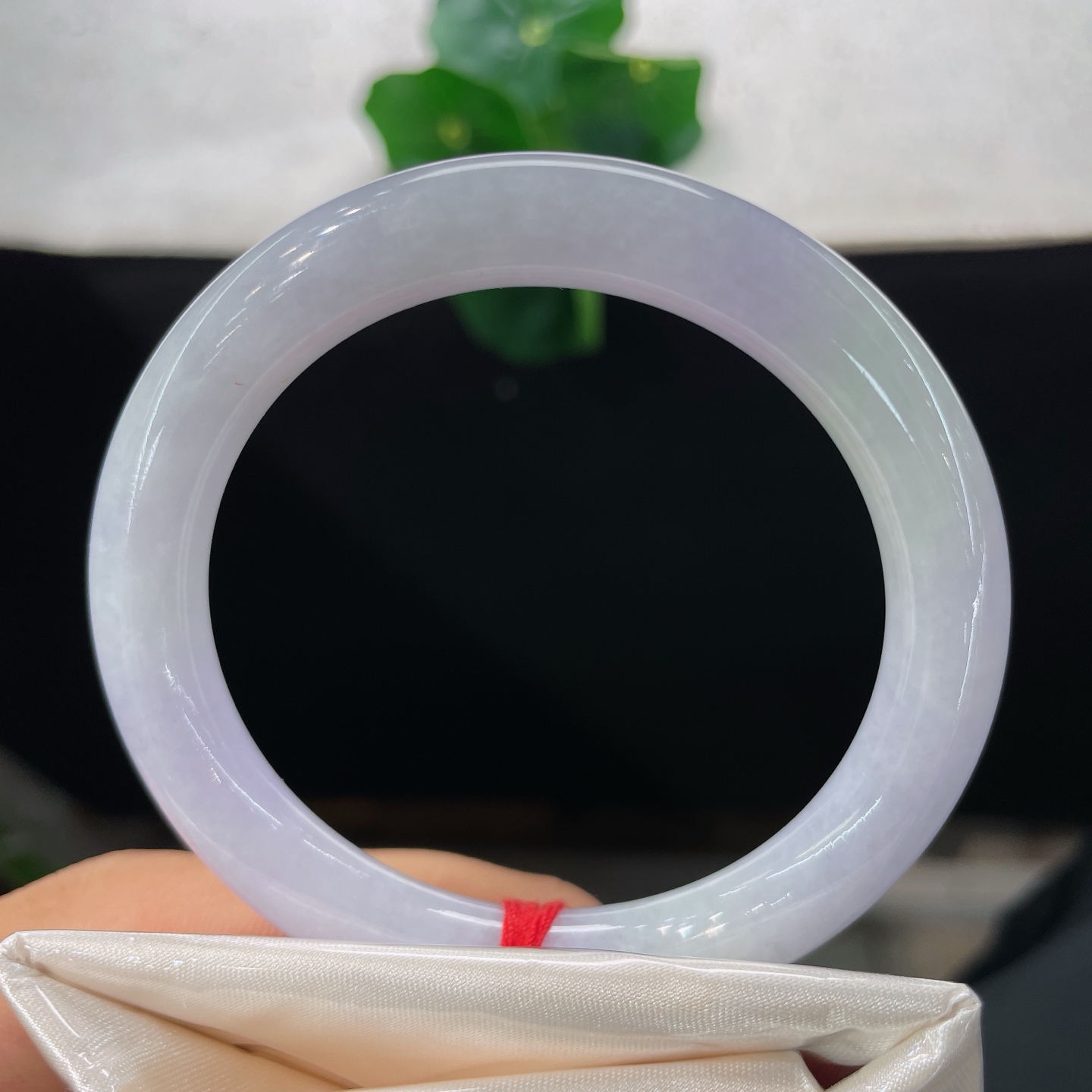 圈口53.3/8.8，圆条，正圈55/53可戴，仿若紫雾含烟，清韵悠然。质地温润澄澈。