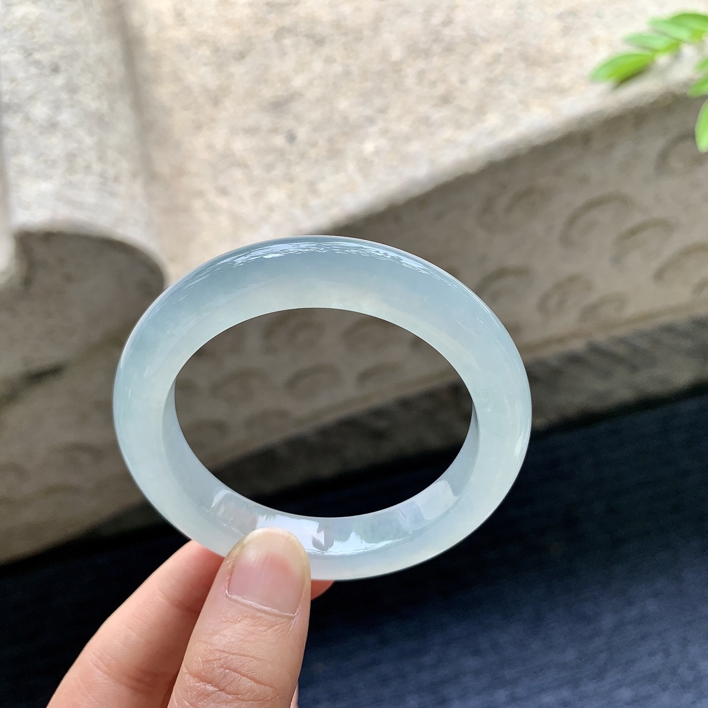 正圈49 50，圈口50.4/10.2/9，编码H9080405，描述冰糯晴底，水润，种老，细腻，无裂。