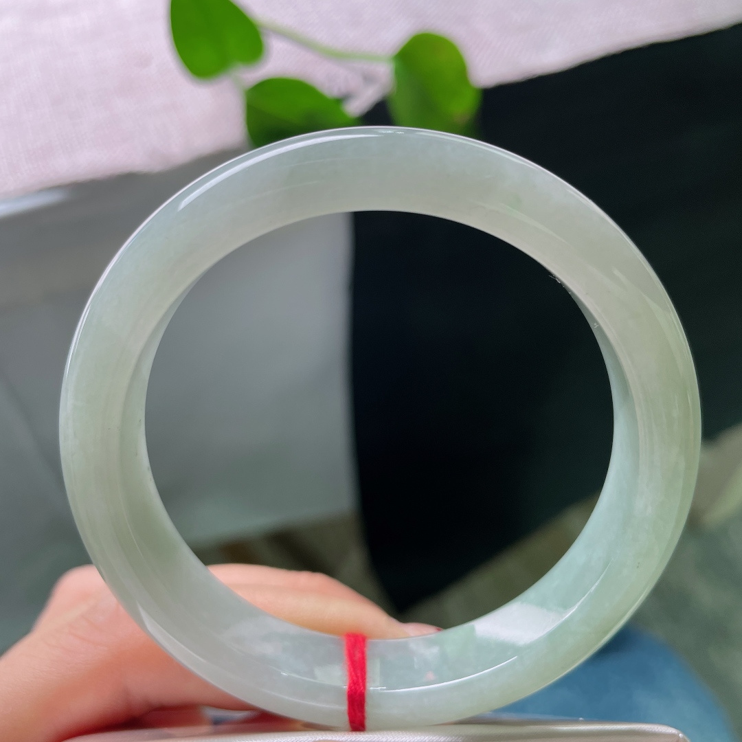 绿底正圈，晶体，玉质细腻水润，通体浅绿素雅干净，上手自带清爽氛围感。ss56957a