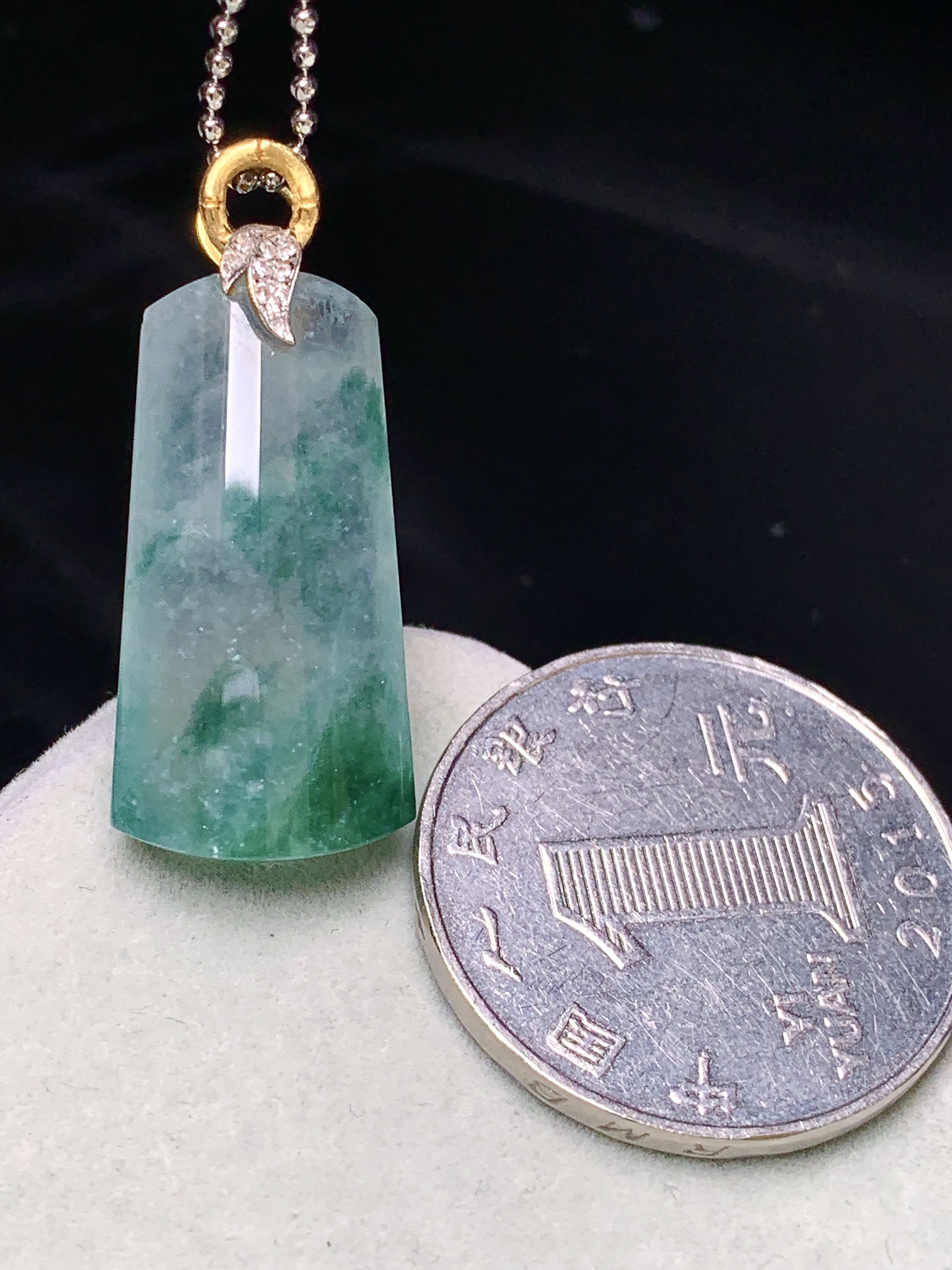 18k金镶嵌冰飘花玉柱吊坠 玉质细腻 色泽艳丽清新 水润亮眼 整体尺寸30.3*12.8*6 b1