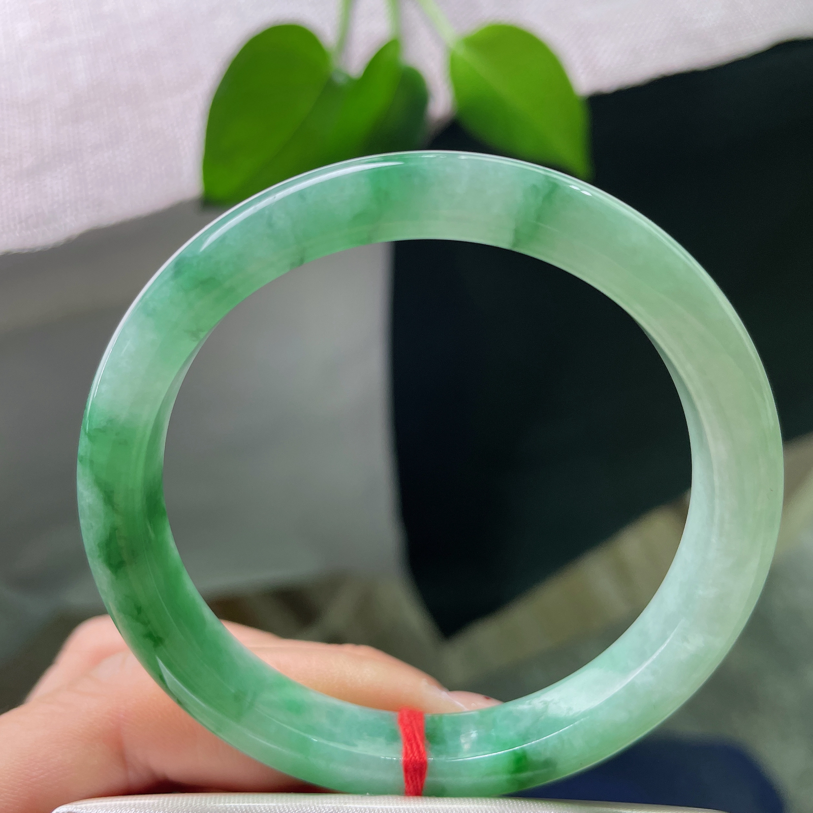 特惠活动#56/9.4/7.6，飘花正圈，皮纹，灵动的绿飘花顺着镯身自然绵延，疏密错落，好似云烟漫过青山，绿意温柔不张扬，上手衬得气质温婉恬静，ss56972a