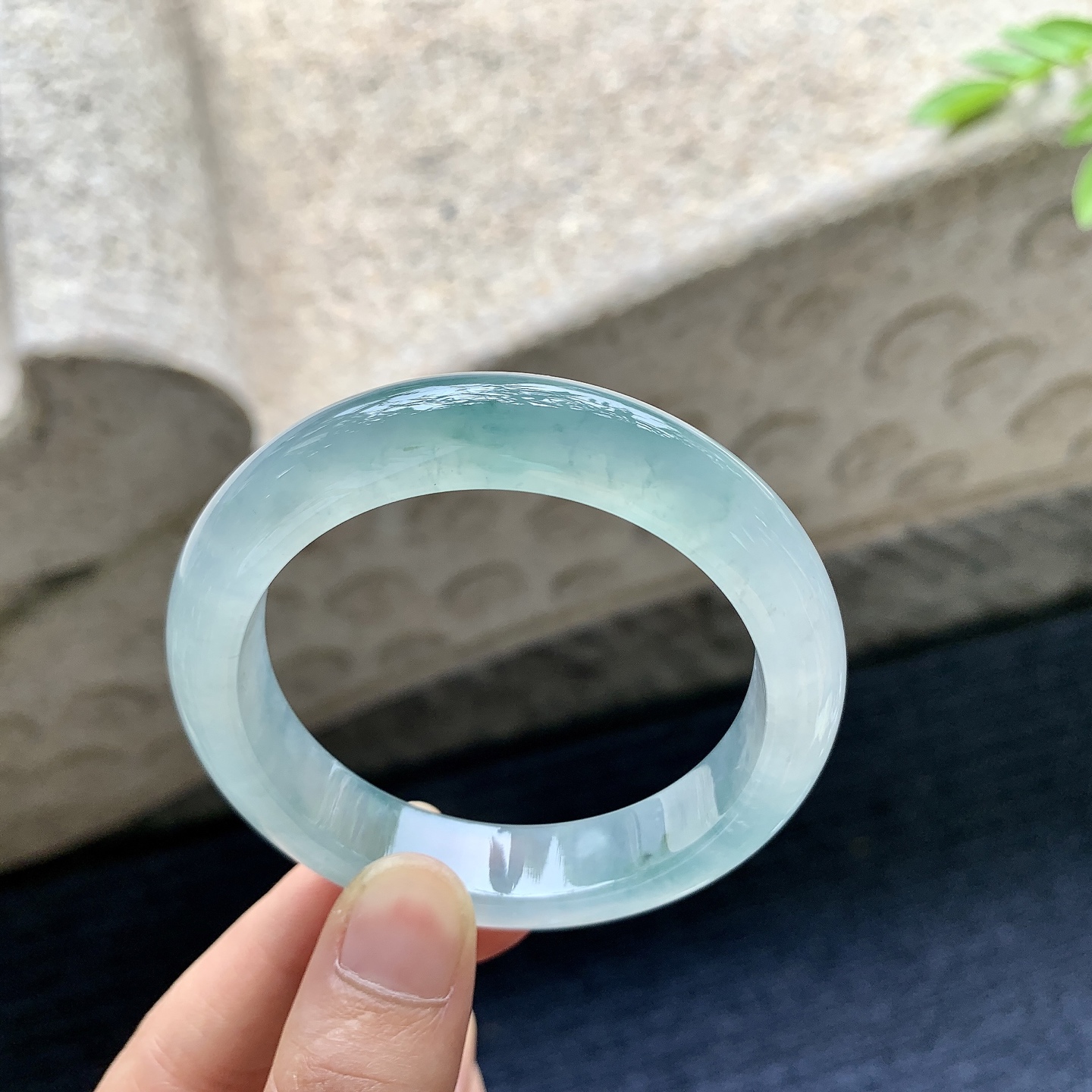 正圈50 51，圈口51.6/11.8/8.1，编码BA080404，冰糯飘绿，水润，种老，细腻，打灯有絮线