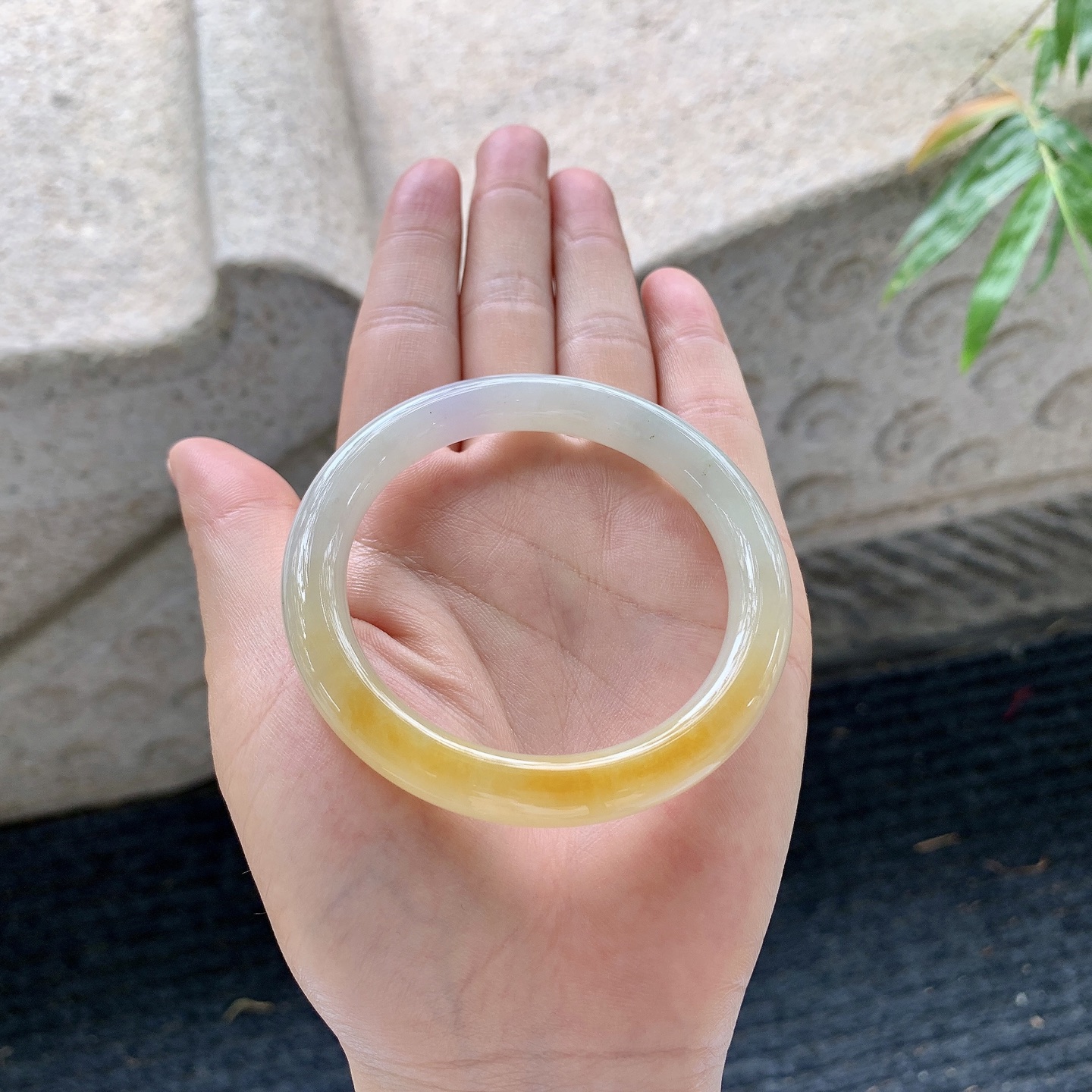 圆条51 52，圈口52.3/8.6/8.5，编码B2052073，描述黄翡，水润，种老，细腻，打灯