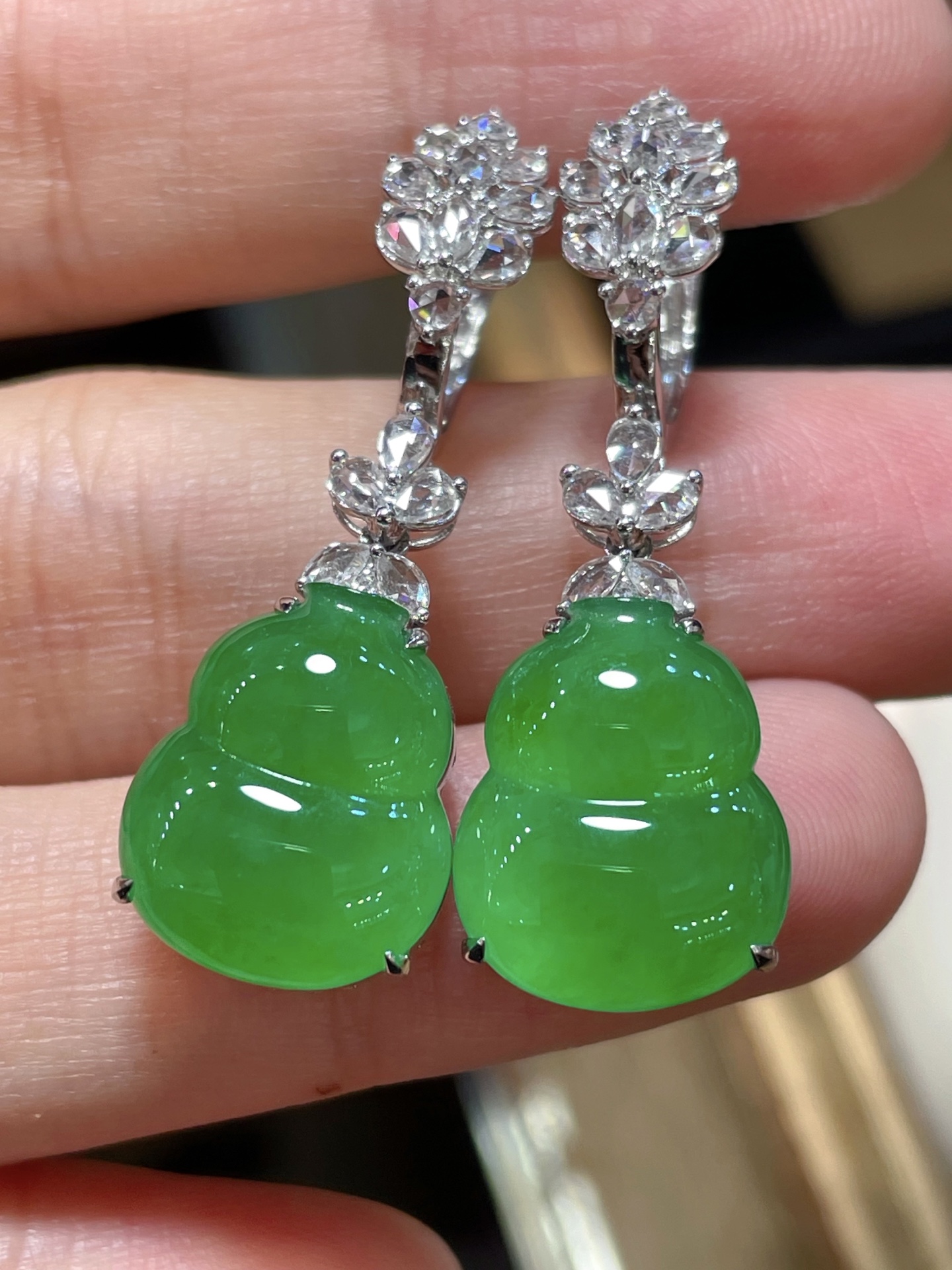 精品辣绿葫芦耳环，满色水头足，这款很时尚，18k真金真钻镶嵌，料子饱满细腻，种水，15.2-12.7-4.2
