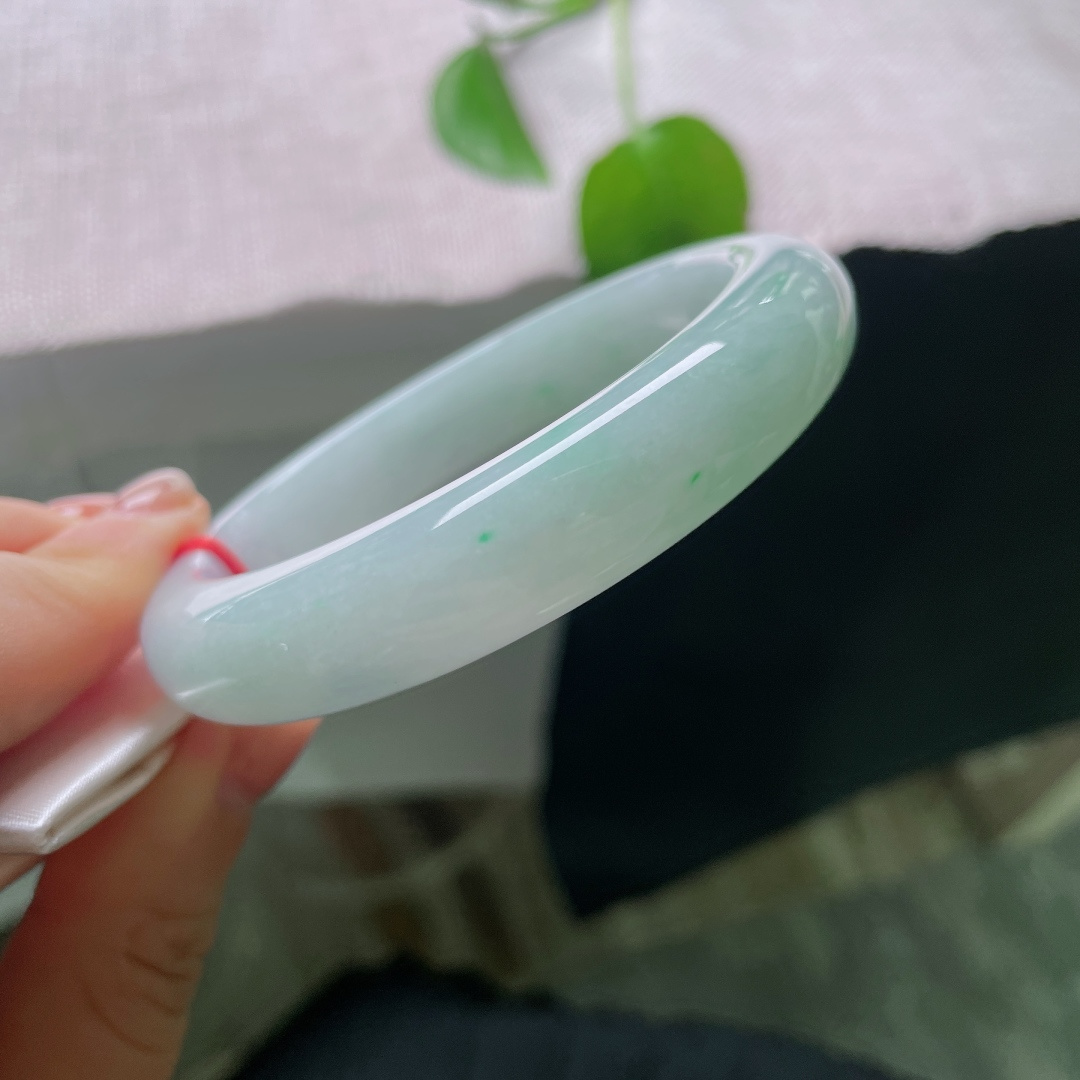 绿底正圈，无裂，清润底色裹挟淡淡翠意，玉感油润，不张扬不艳丽，通勤日常都适配。ss56715a