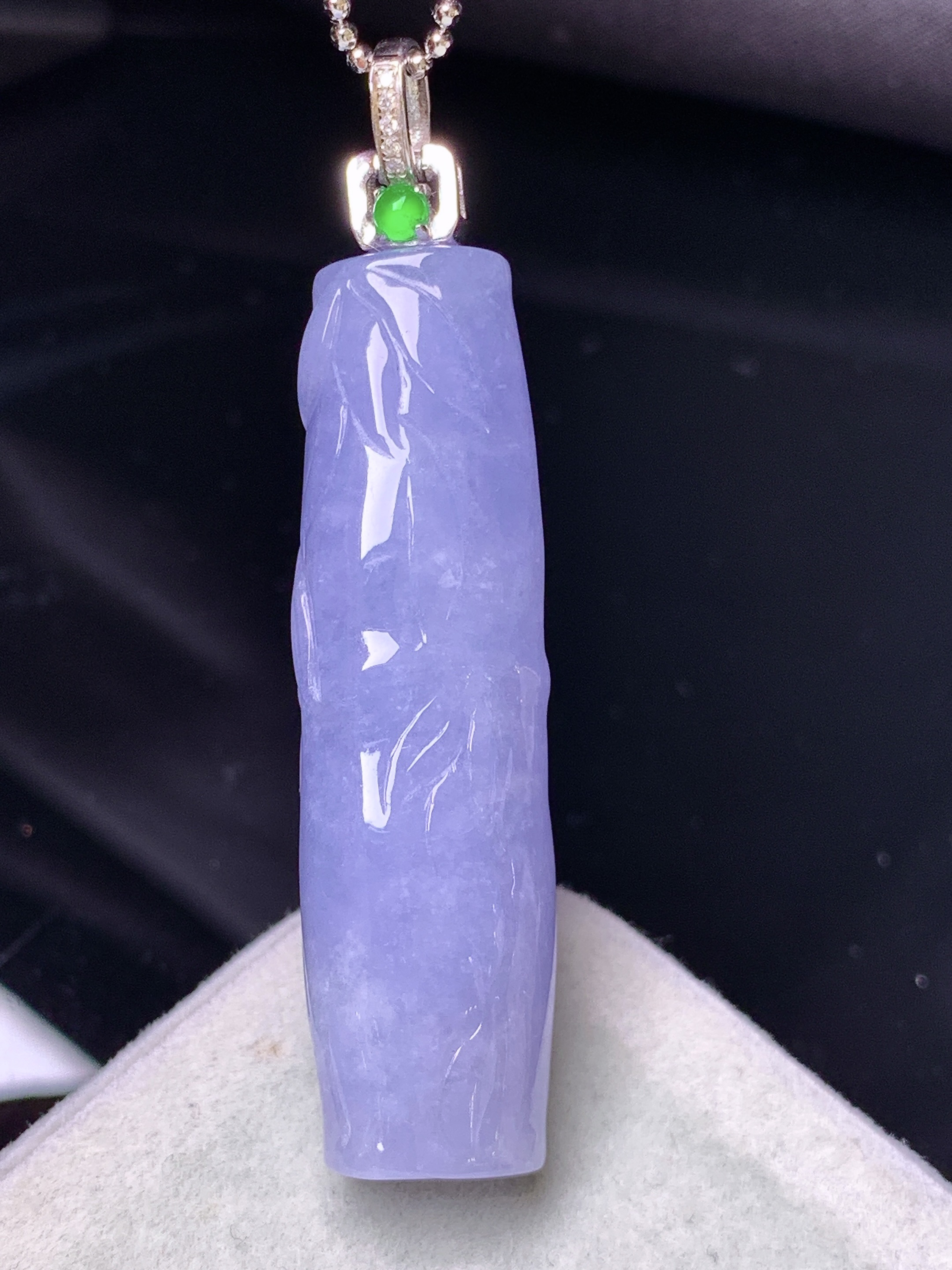 18k金镶嵌紫罗兰竹节吊坠 玉质细腻 色泽艳丽清新 水润亮眼 整体尺寸48.2*11*9 b1