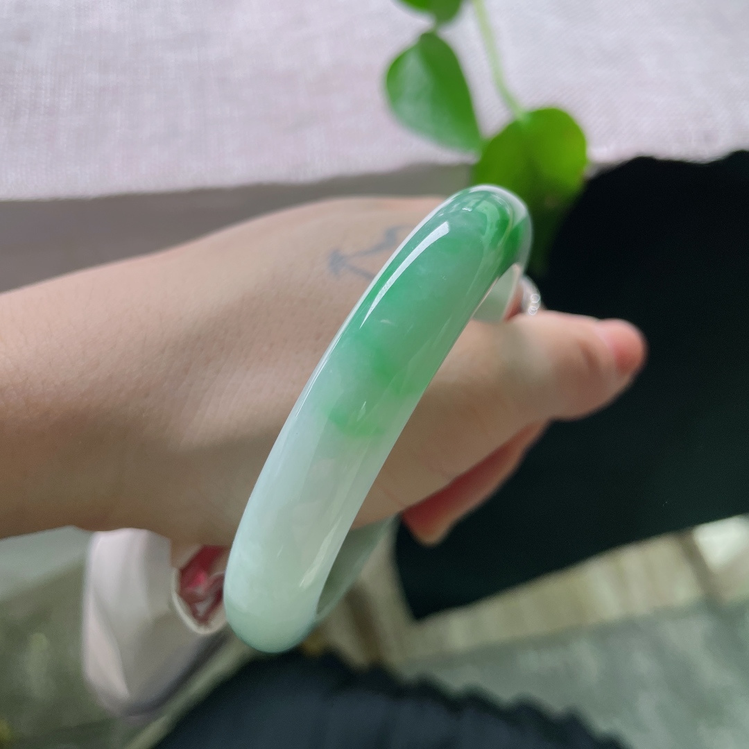 57.3/11.9/8.7飘绿正圈，翠色鲜活，种老，细润，贵气自扬，里圈纹裂，57132