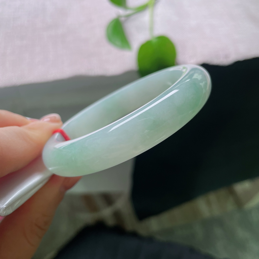 57/12.6/8.8，飘花正圈，内纹，玉质通透温润，似水般清冽，淡淡的飘花晕染镯身，上手沉静素雅，自带如水般安然松弛的氛围感，ss56910a