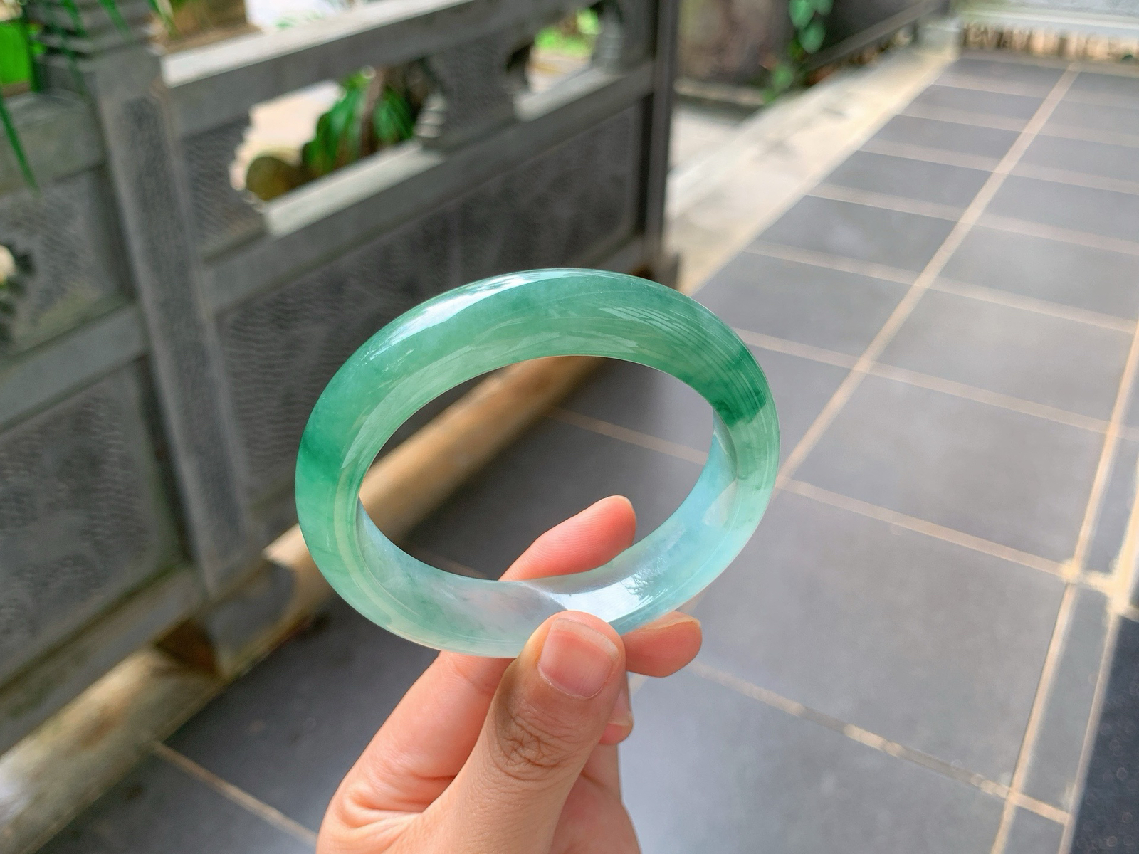 ｜57圈口
冰飘花平安镯
绿意如流云漫过镯身，种水通透起光，花色灵动肆意，上手贵气雅致