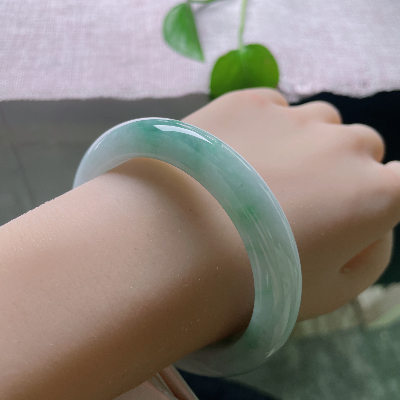 特惠活动#55.7/11.4/8.8，绿底正圈，一点皮纹，几抹翠色悠然晕染，似烟雨江南，远山含翠，一缕青绿漫过玉环，诗意藏于腕间。ss56711a