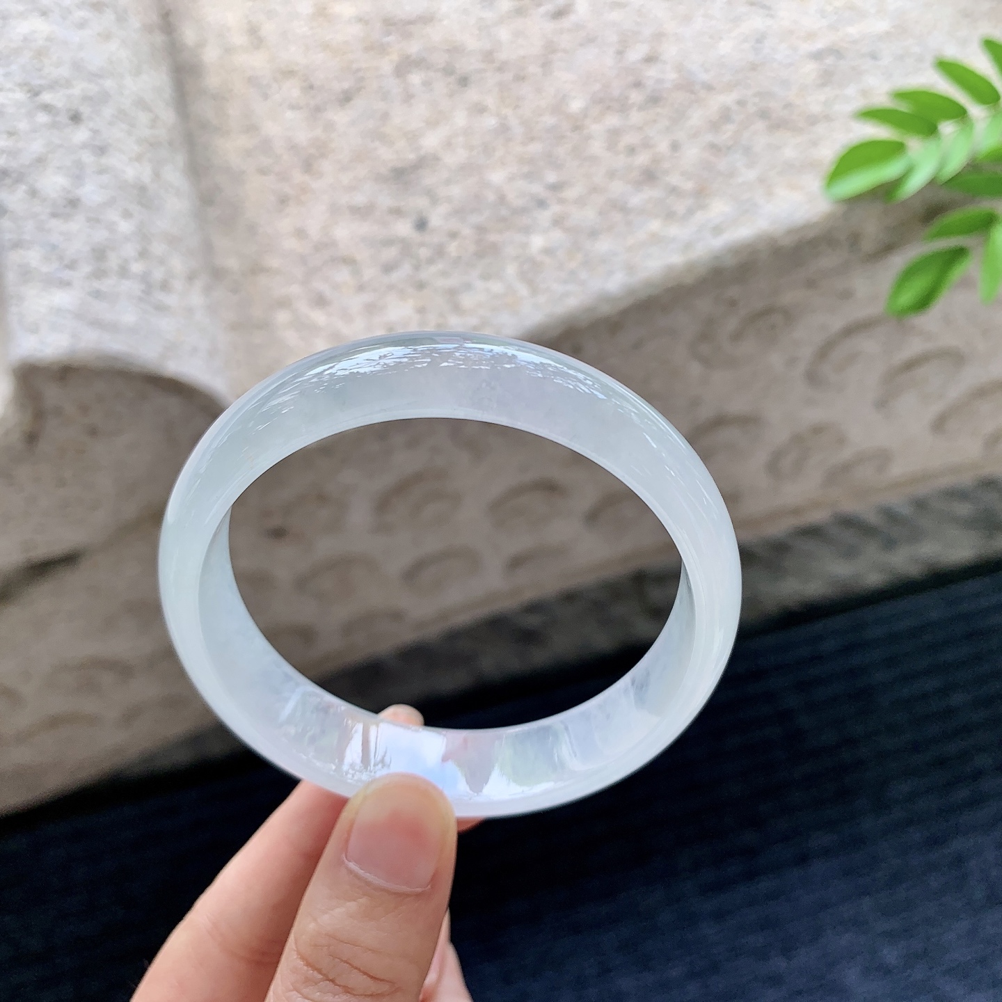 正圈58 59，圈口59.6/14.6/6.6，编码HE080533，冰糯底色，宽版，水润，种老，细腻，无裂。