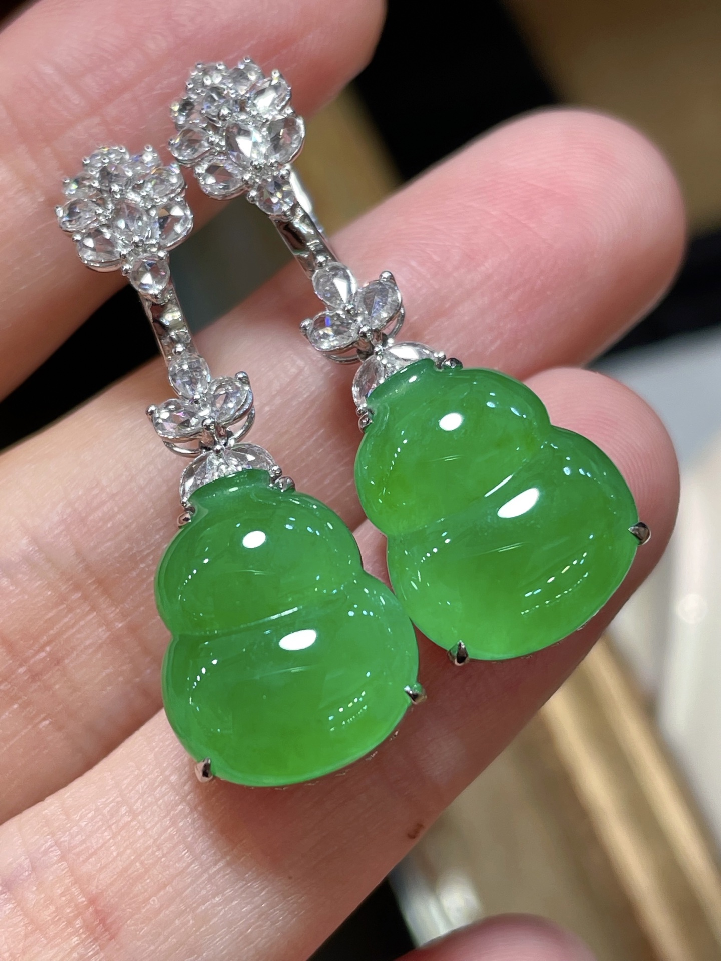 精品辣绿葫芦耳环，满色水头足，这款很时尚，18k真金真钻镶嵌，料子饱满细腻，种水，15.2-12.7-4.2
