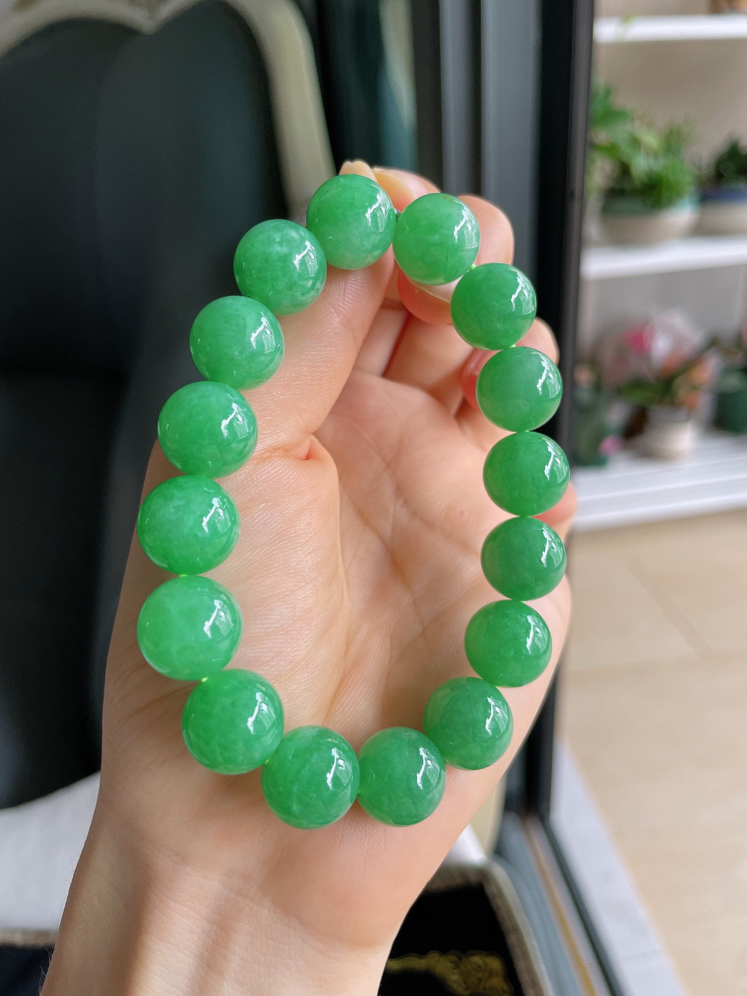 缅甸天然翡翠A货，冰满绿辣绿手串，尺寸：12.8mm。【编4346】
