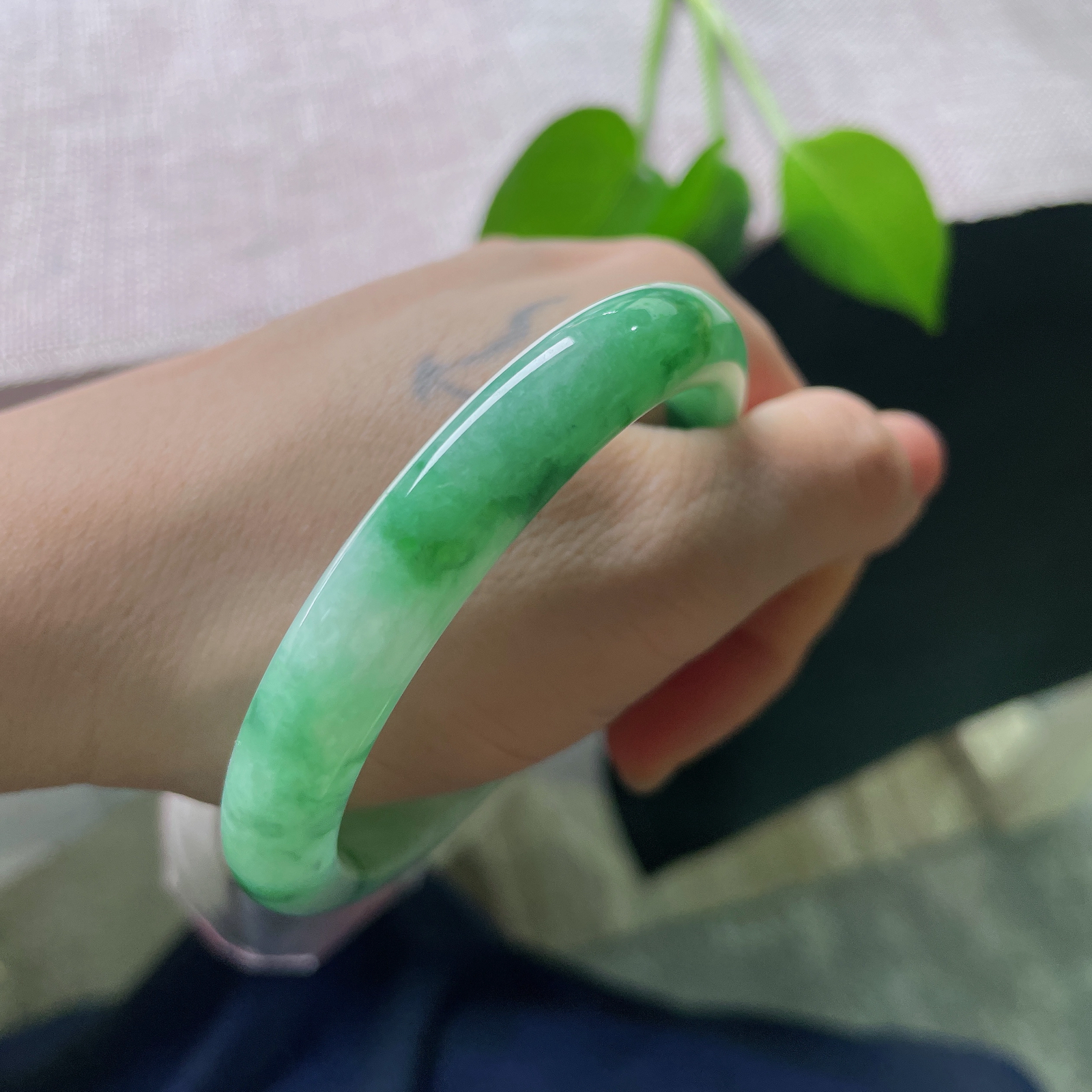 特惠活动#56/9.4/7.6，飘花正圈，皮纹，灵动的绿飘花顺着镯身自然绵延，疏密错落，好似云烟漫过青山，绿意温柔不张扬，上手衬得气质温婉恬静，ss56972a