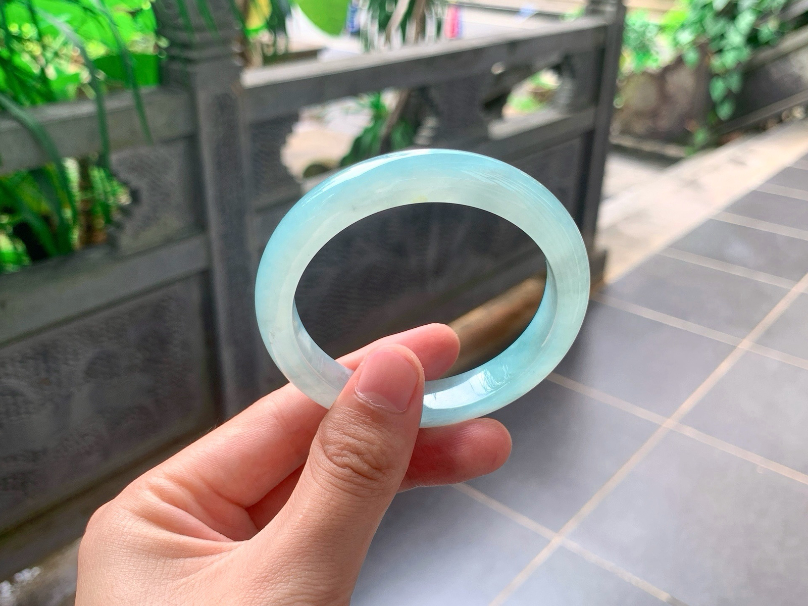 ｜56圈口
晴水平安镯
种水通透莹润，纯色干净澄澈，上手清冷大气，氛围感拉满，