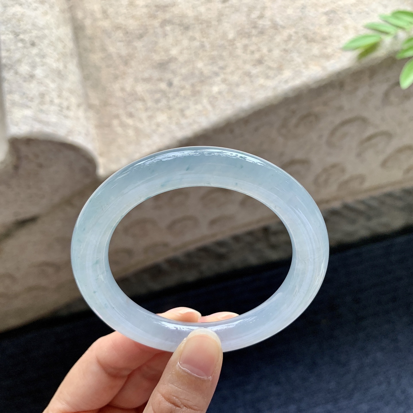 圆条53 54，圈口54/9.8/10，编码A1080431，描述：冰糯淡蓝飘花，水润，种老，细腻，打灯有纹线