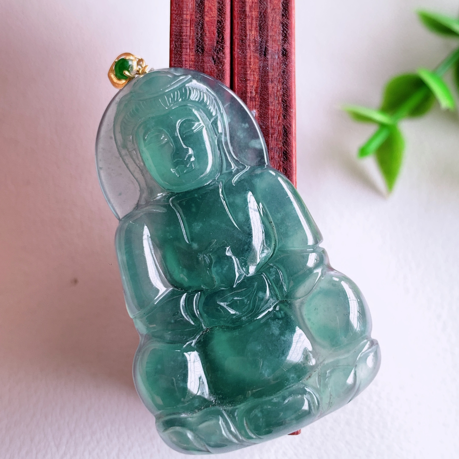 18k金扣蓝冰精雕观音吊坠，法相端庄大气，工艺精湛，种色浓郁，细腻饱满冰润，种老水足，收藏佳品，佩戴大气  W03.3 整体尺寸：47-25.5-4.5mm  裸石尺寸：42-25.5-4.5mm