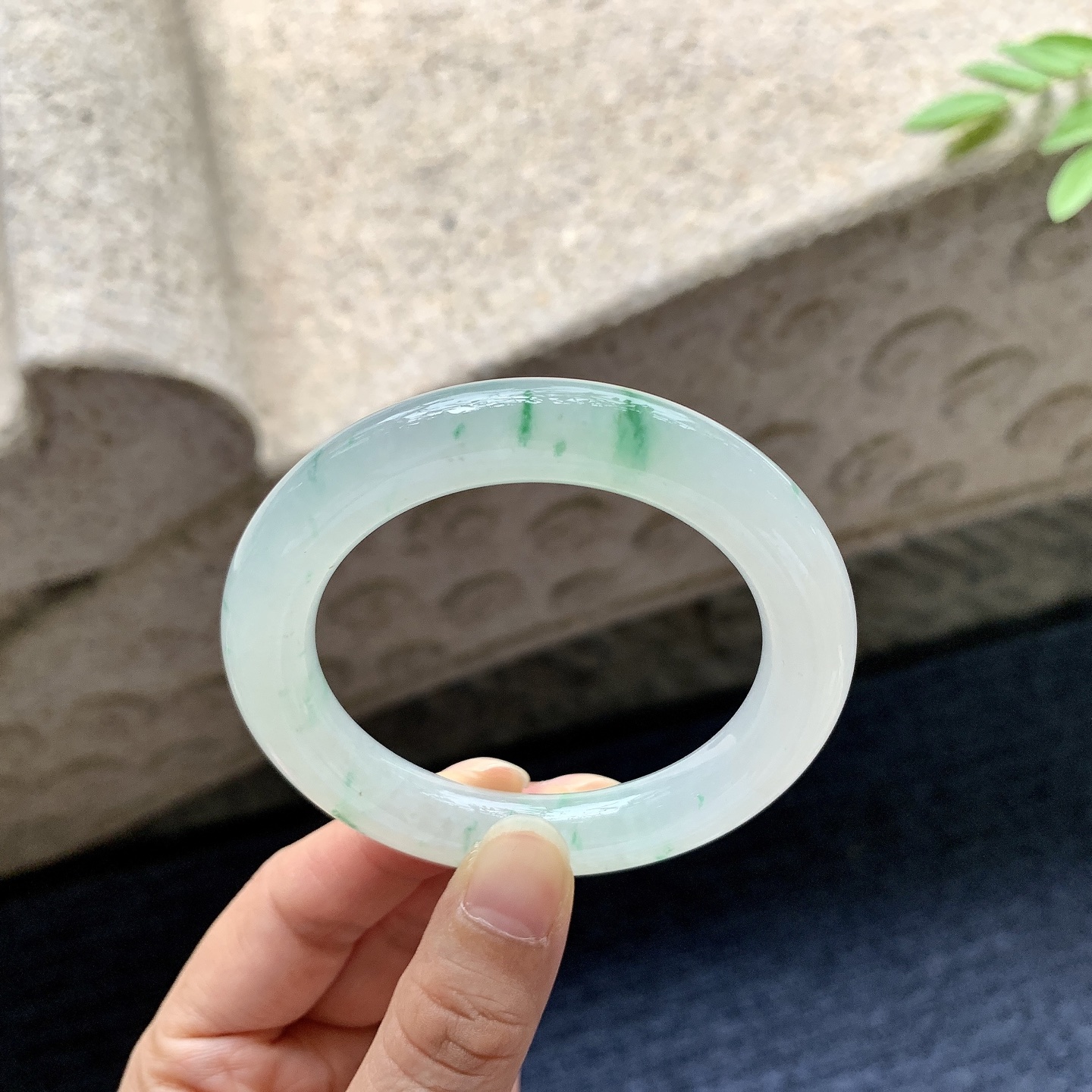 圆条50 51，圈口51.3/10/10，编码BA080402，冰糯飘绿，水润，种老，细腻，打灯有纹线