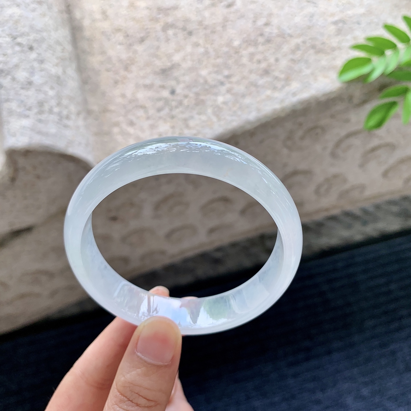 正圈58 59，圈口59.6/14.6/6.6，编码HE080533，冰糯底色，宽版，水润，种老，细腻，无裂。