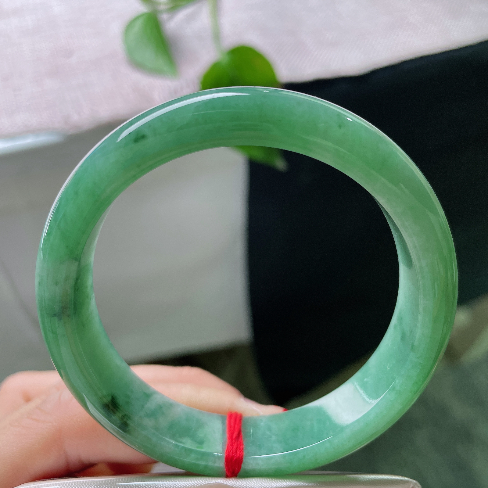 特惠活动#56/12.6/7.9，绿底正圈，一点皮纹，水润度饱满丰盈，镯体莹亮起柔和水光。ss563