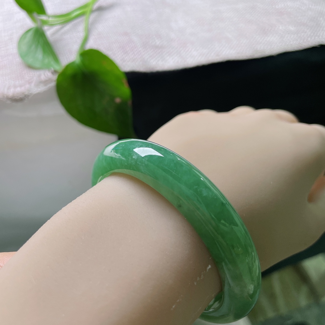 绿底正圈，晶体感，满圈湖水绿糯冰镯，翠色浓郁均匀铺满镯身。ss56356a