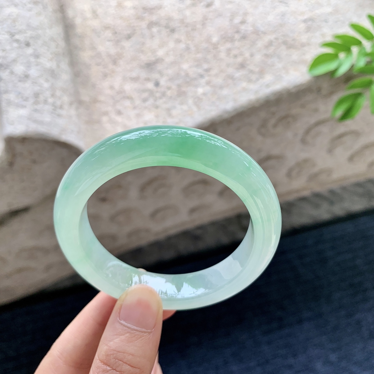 正圈52 53，圈口53.3/12.3/9.2，编码G7080538，冰糯阳绿，水润，种老，细腻，无裂。