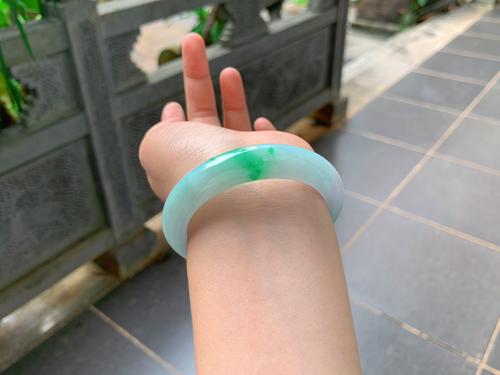｜53圈口
白底青飘阳绿平安镯
一抹辣绿，生机盎然，翠色鲜亮灵动