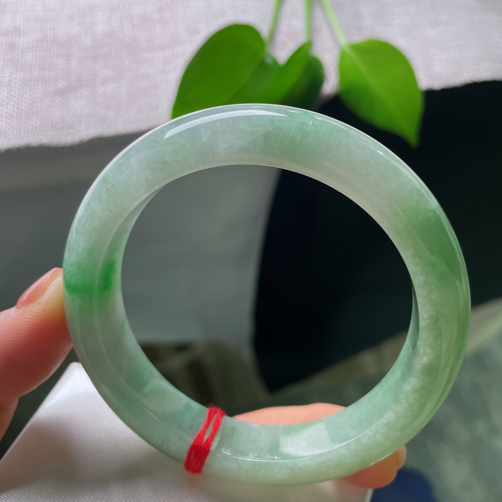 特惠活动#58.1/12.2/9.8，飘绿正圈，皮纹，2. 清玉浮绿，深浅绿意层次自然，上手温婉大气，裹挟着独属于山野绿意的温柔灵气。ss56769a