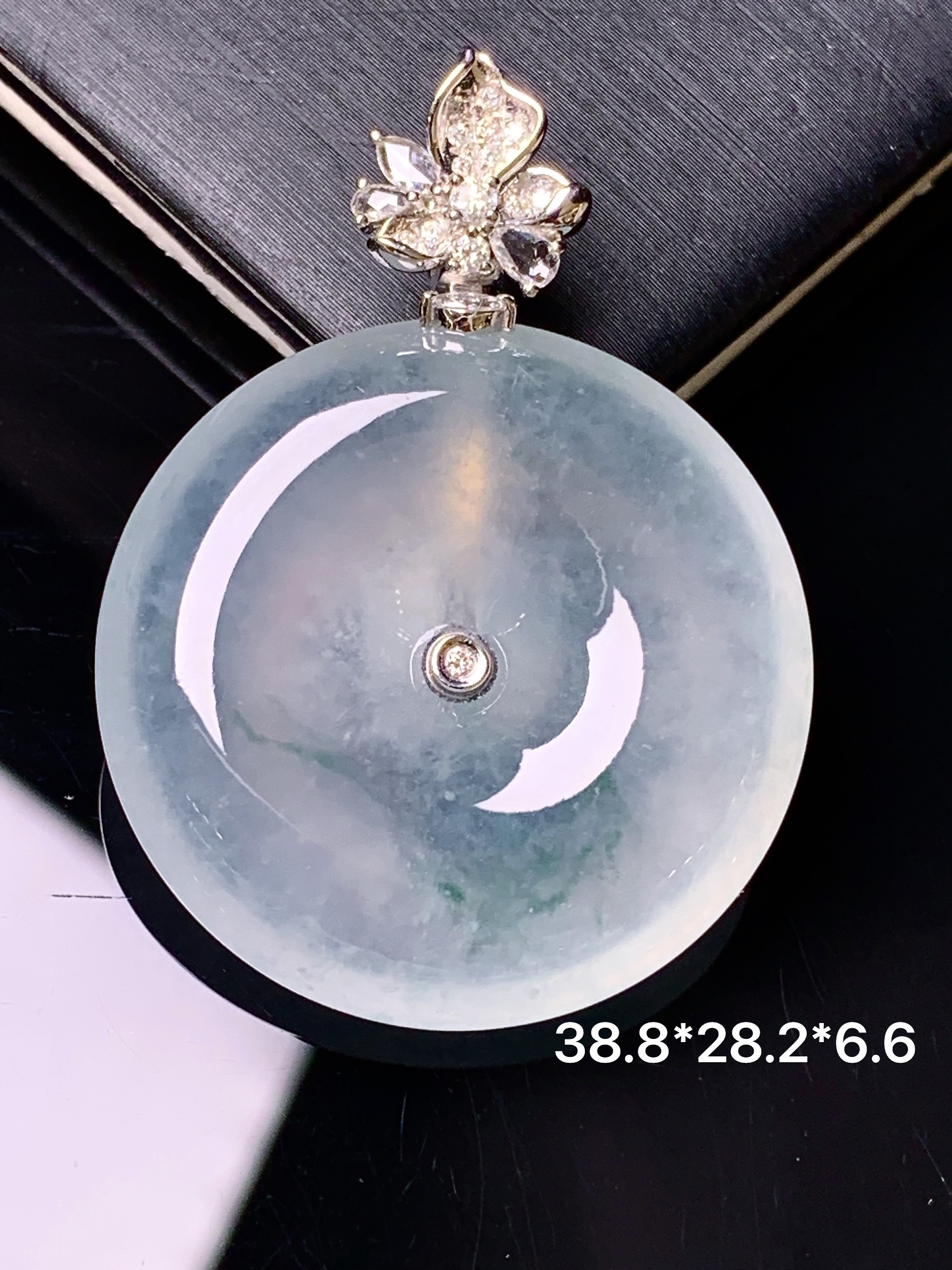 18k金钻镶嵌冰种平安扣吊坠 玉质细腻 色泽艳丽清新 水润亮眼 整体尺寸38.8*28.2*6.6 f1