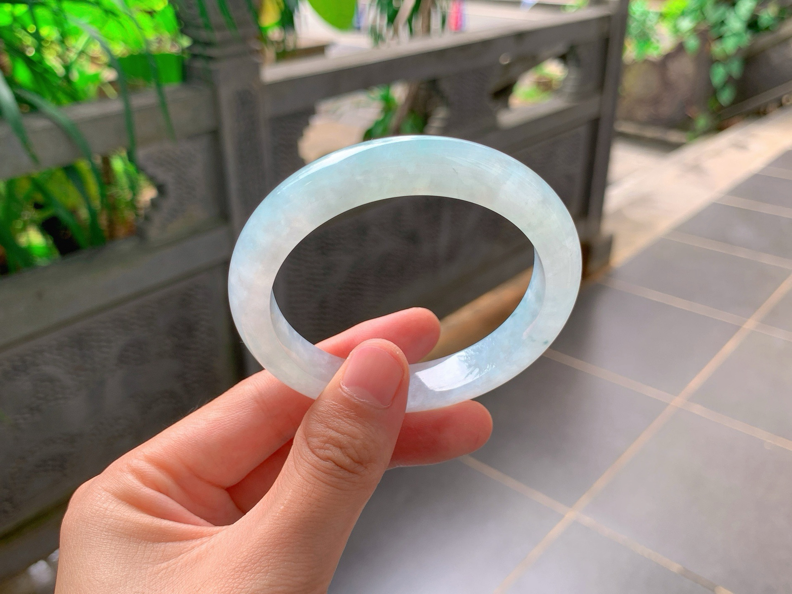 ｜57圈口
晴水平安镯
通透莹亮，柔光缓缓流淌，干净澄澈，素雅清冷，简约大方，