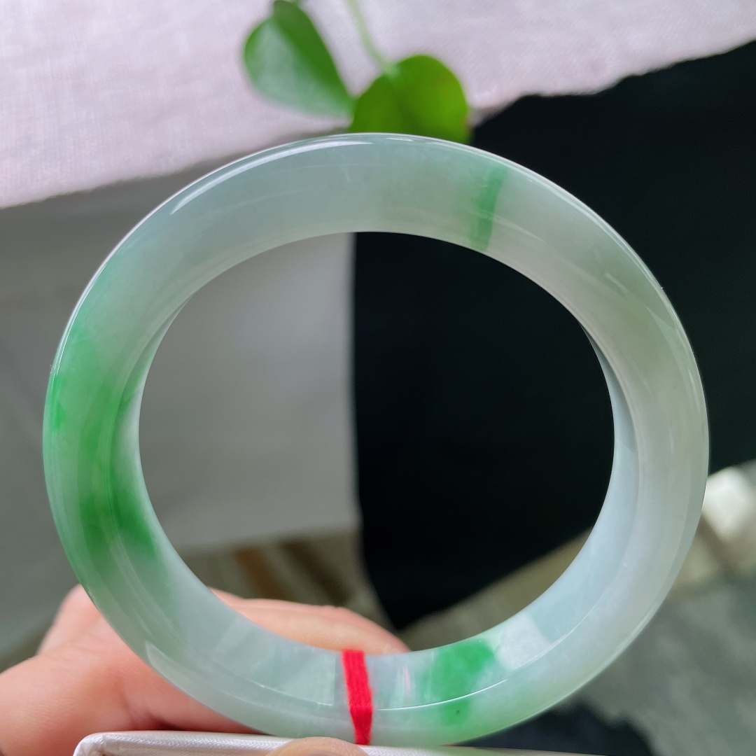 57.3/11.9/8.7飘绿正圈，翠色鲜活，种老，细润，贵气自扬，里圈纹裂，57132