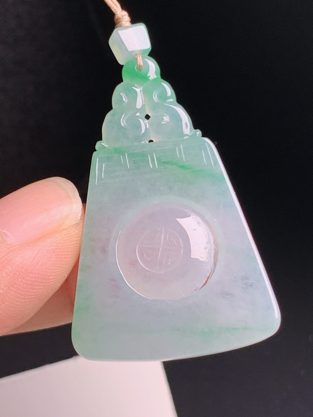 仿古如意牌，春彩交融，雕工规整，古韵雅致